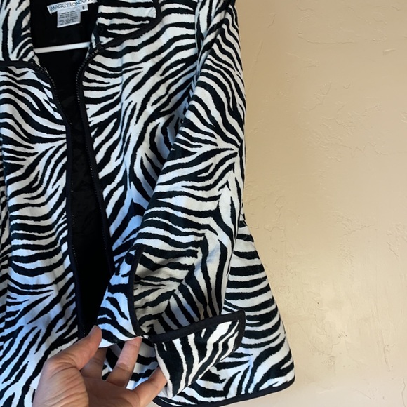 MAGGY LONDON Collared Zip Up Jacket in Size 8. - Picture 5 of 5